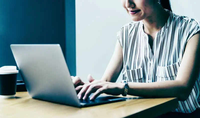 Frau die am Laptop arbeitet