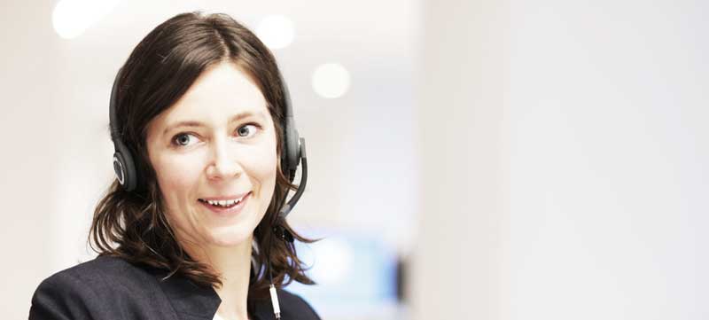 Mitarbeiterin mit Headset