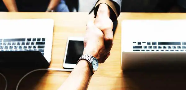 Händedruck zwischen Partnern