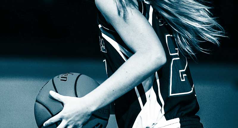 Basketball spielende Frau