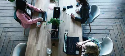 Drei Frauen arbeiten im Büro